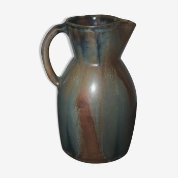 Broc pitcher in varnished sandstone