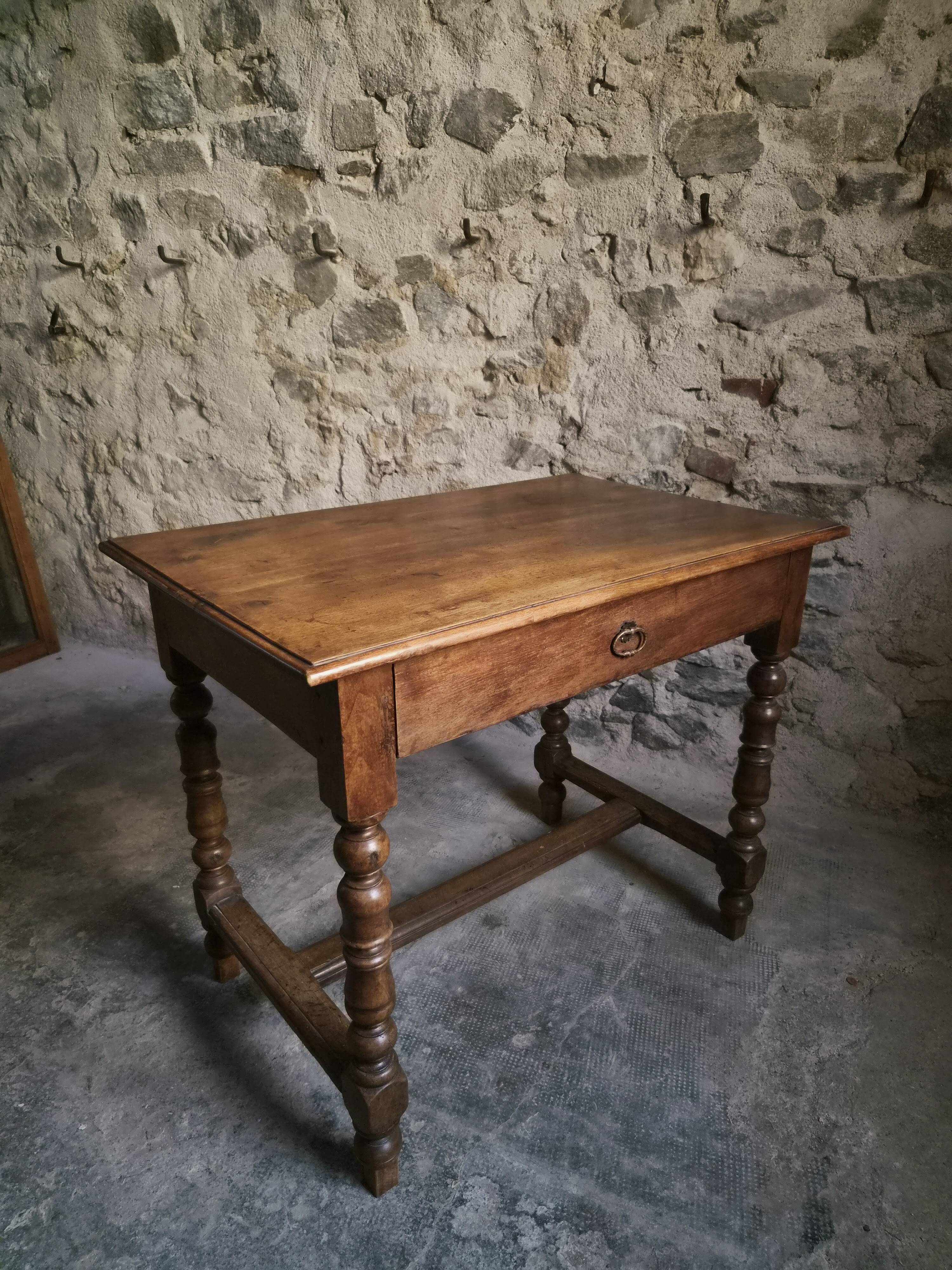 Table d'écriture française ancienne en noyer, bureau du XVIIIe siècle avec tiroir, vers 1750–1800