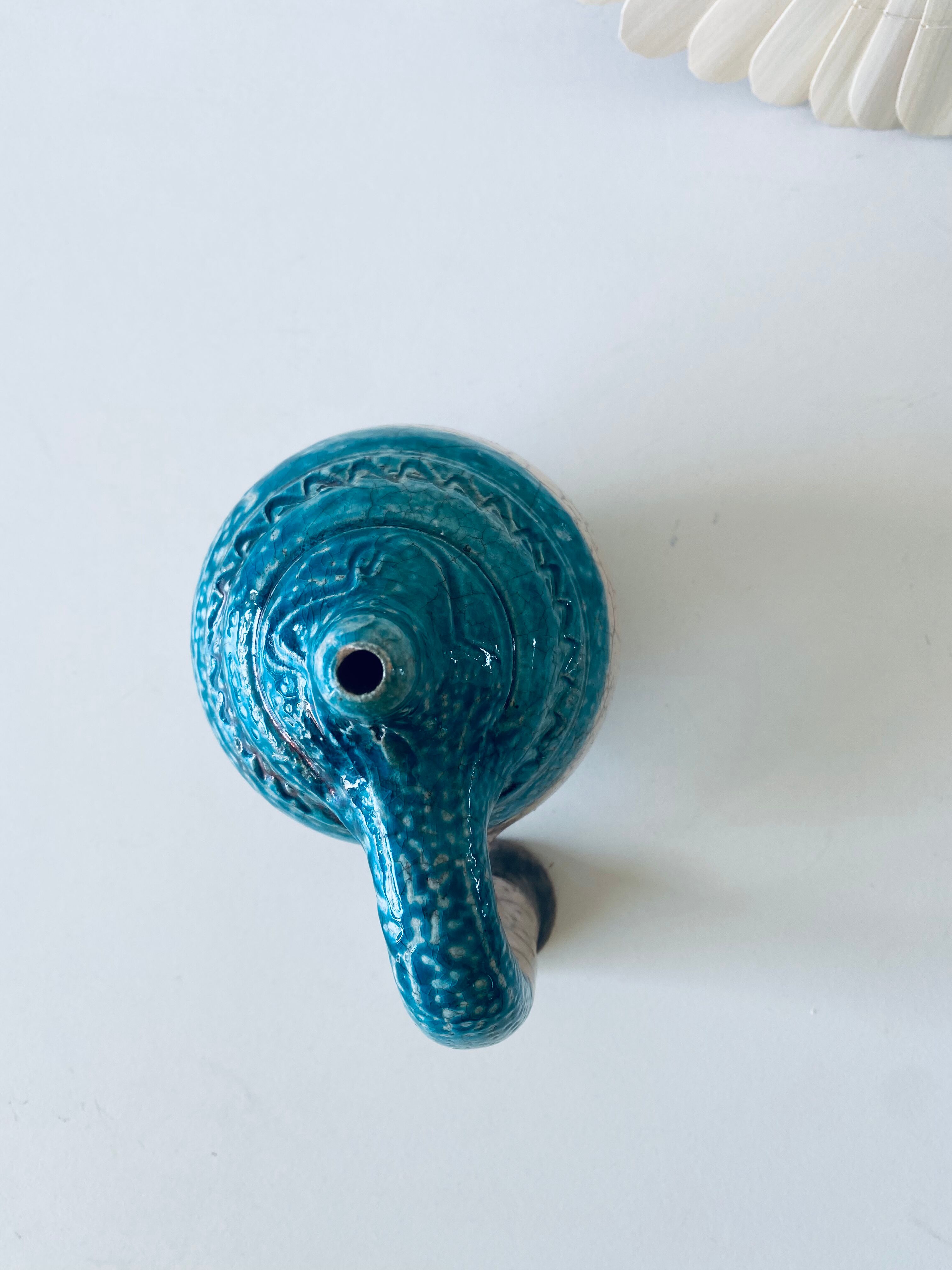 Poterie en terre cuite émaillée bleu et crème