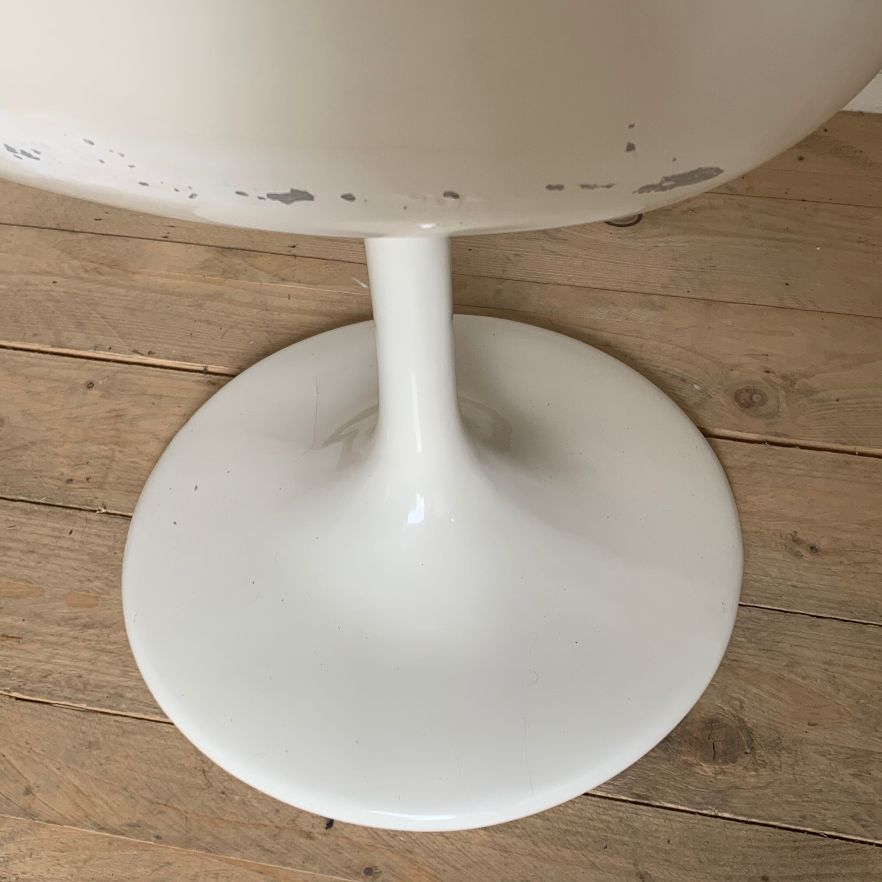 Vintage swivel desk foot tulip in white leather