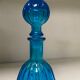 Carafe en verre bleu vintage