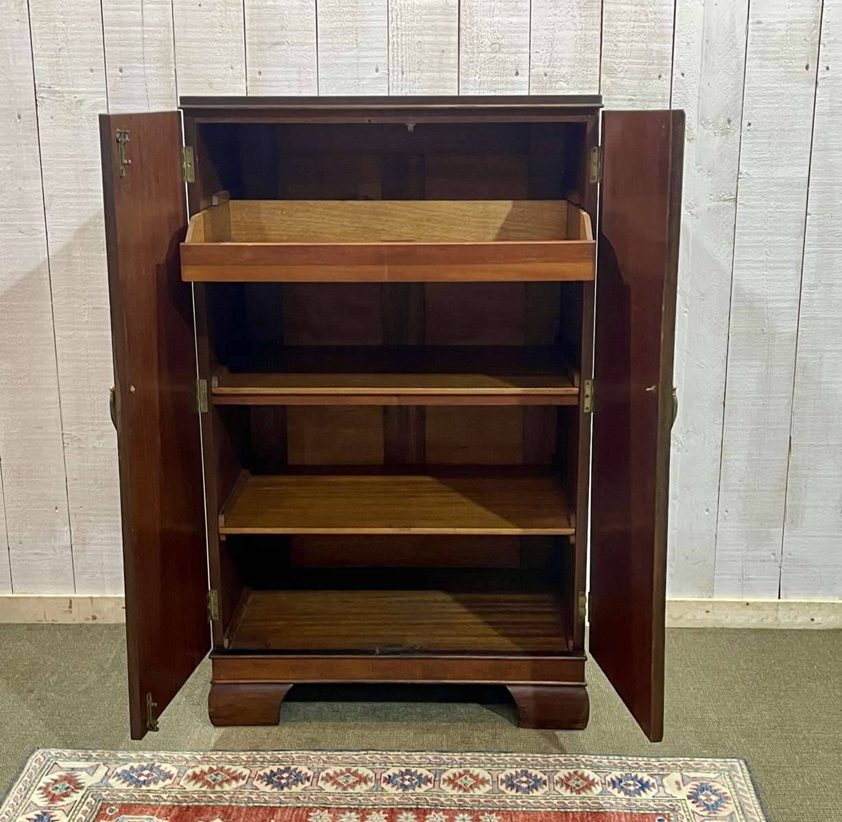 Buffet anglais en noyer des années 1930