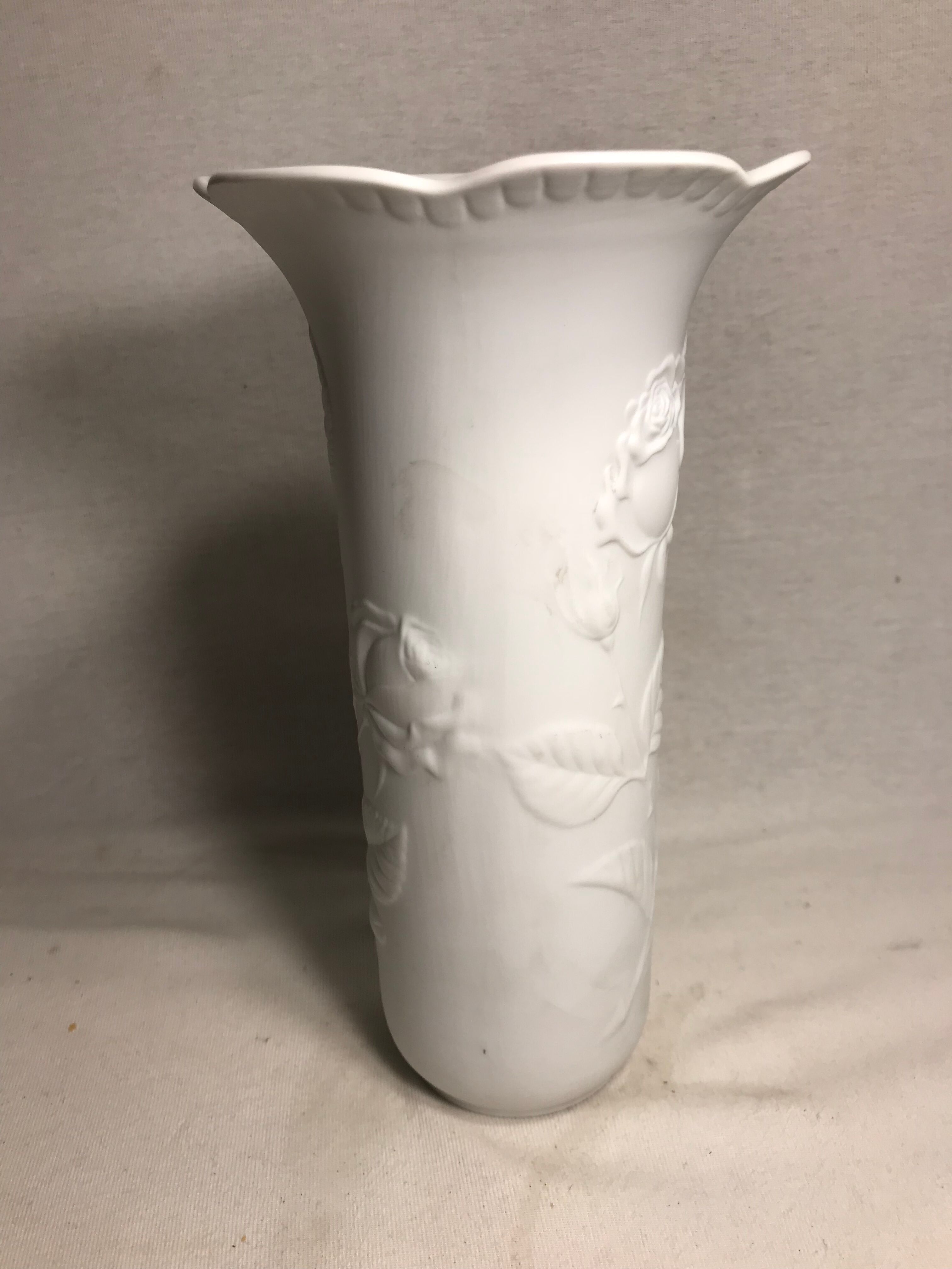 Vase ancien porcelaine biscuit kaiser germany dessin roses signé