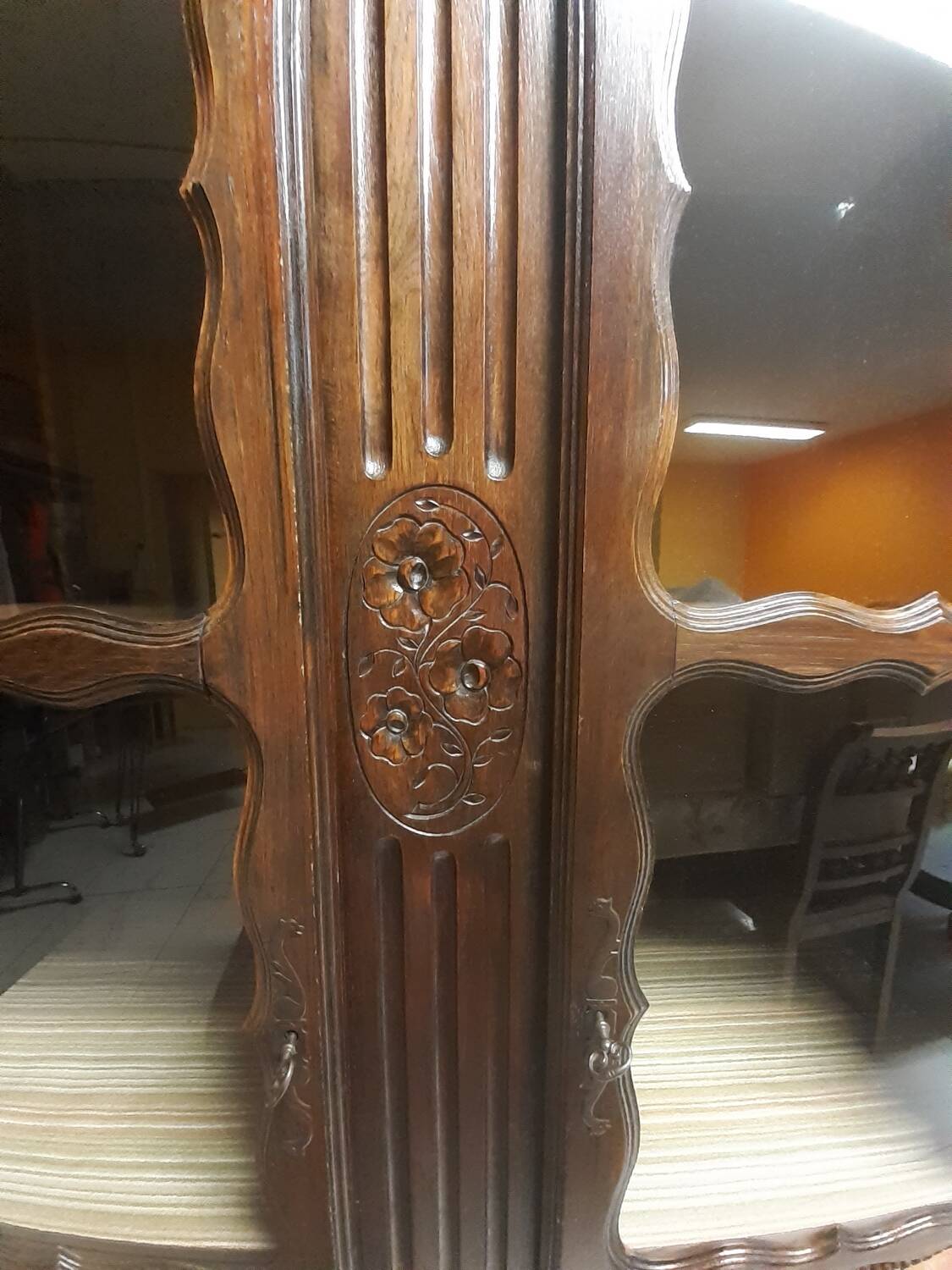 Glass cabinet/display cabinet/bookshelf