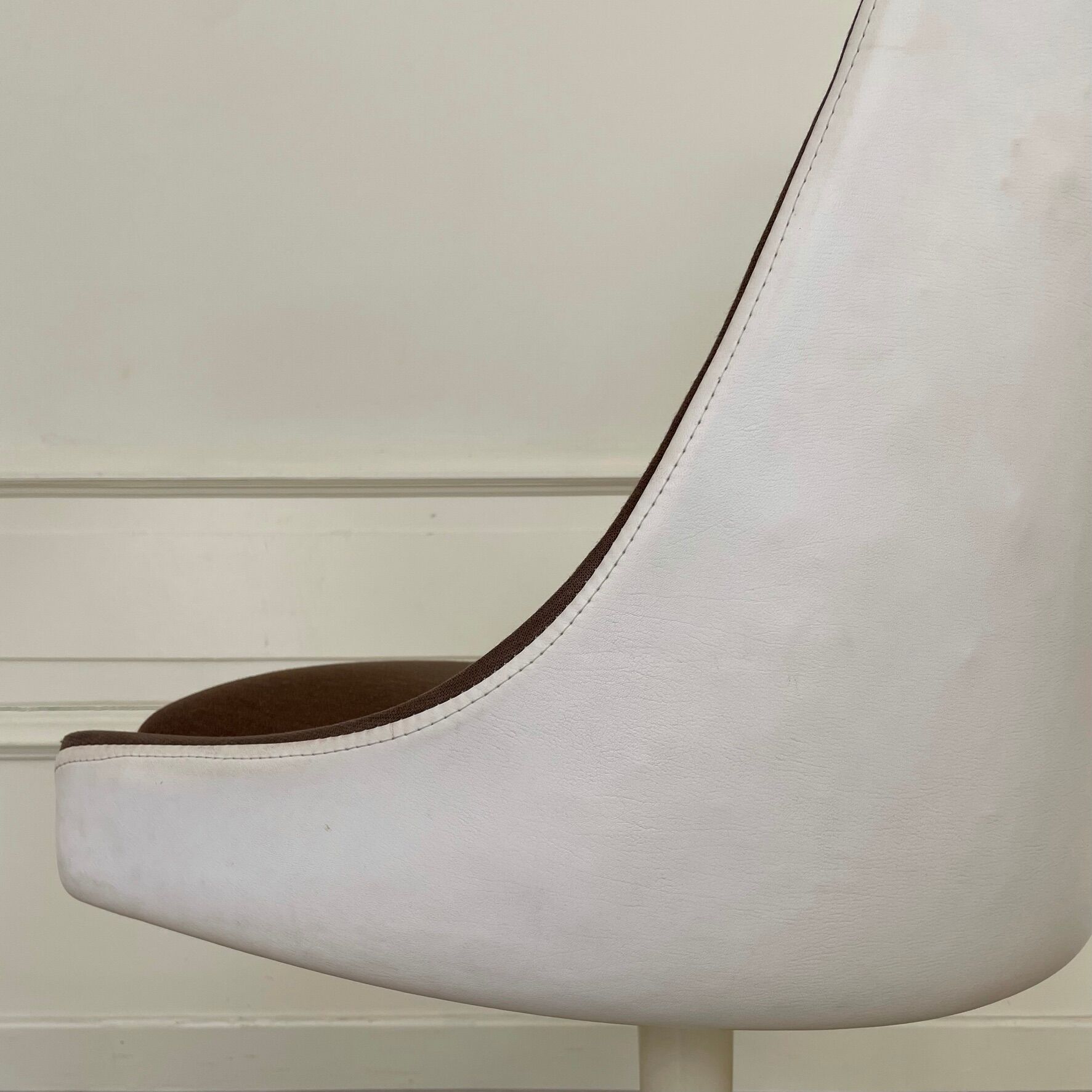 Tulip foot armchairs, 1970