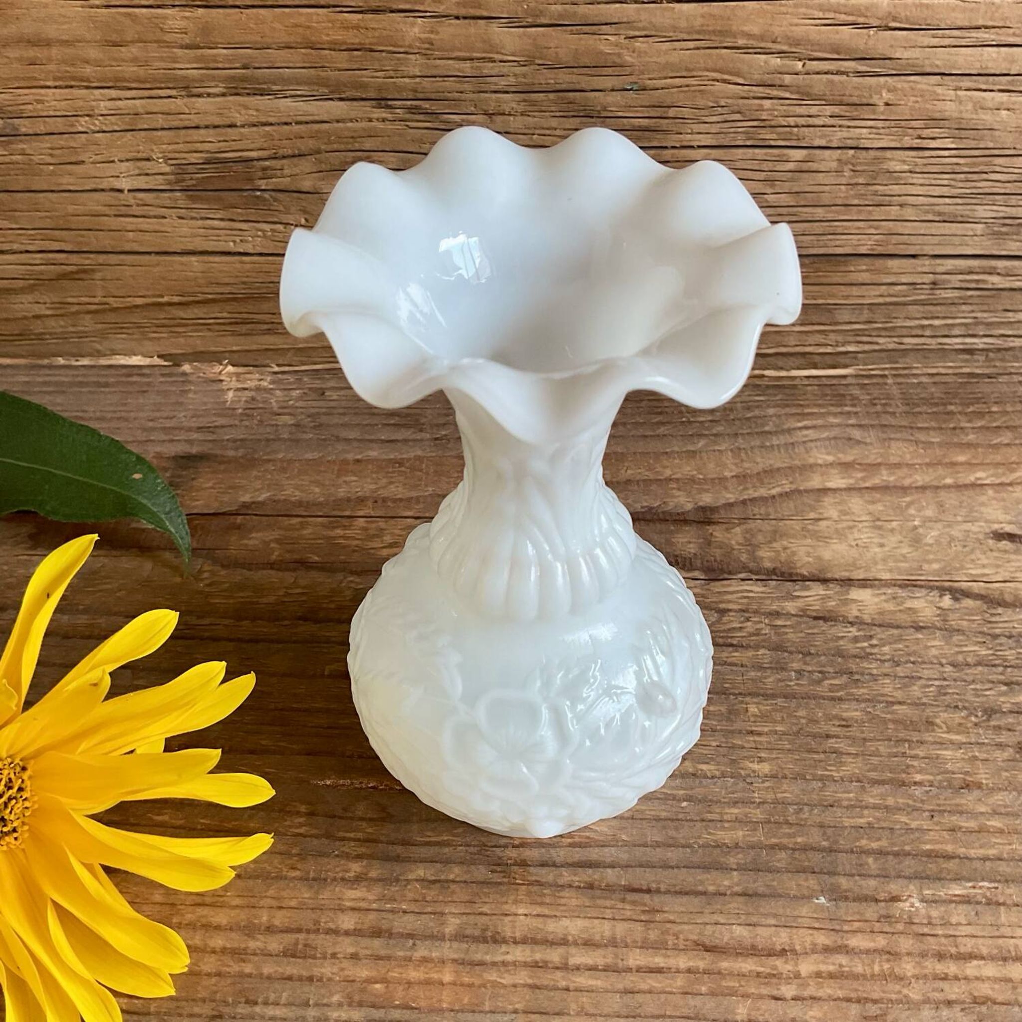 Petit vase en verre de lait blanc