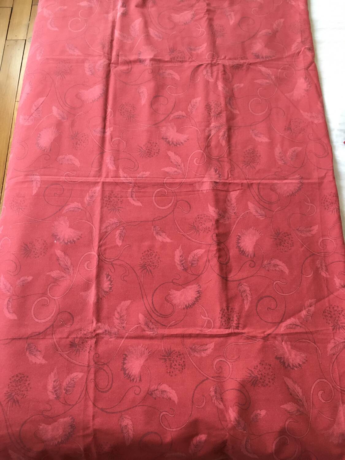 Large red tablecloth for 8 places and napkins