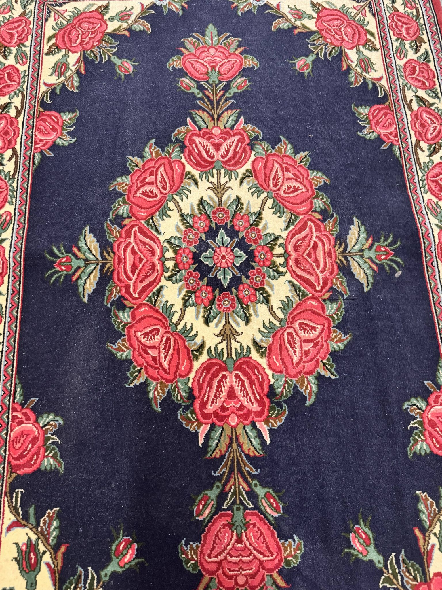 hand-woven Persian rug Ghoum