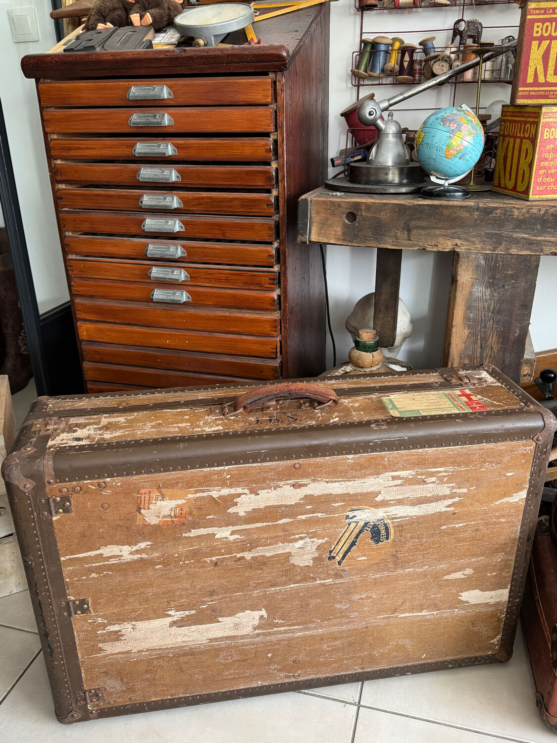 Vintage 50s cabin trunk with wooden hangers