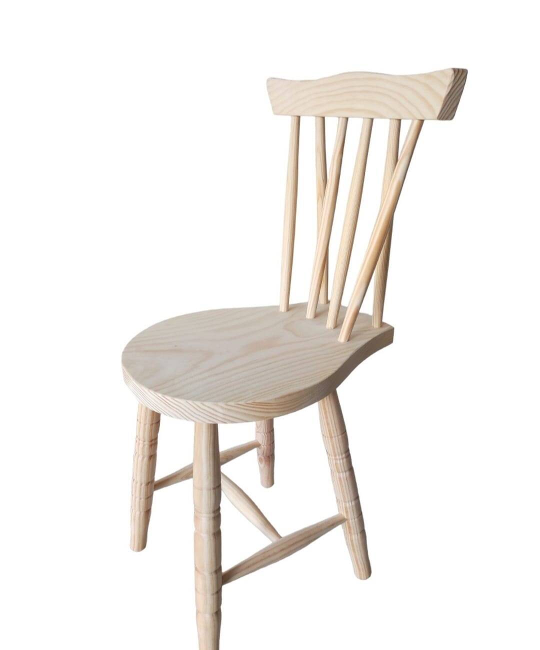 Chaise rétro en pin massif brut style Windsor