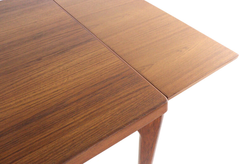 Henning Kjaernulf pour la table à manger carrée extensible Vejle - design danois