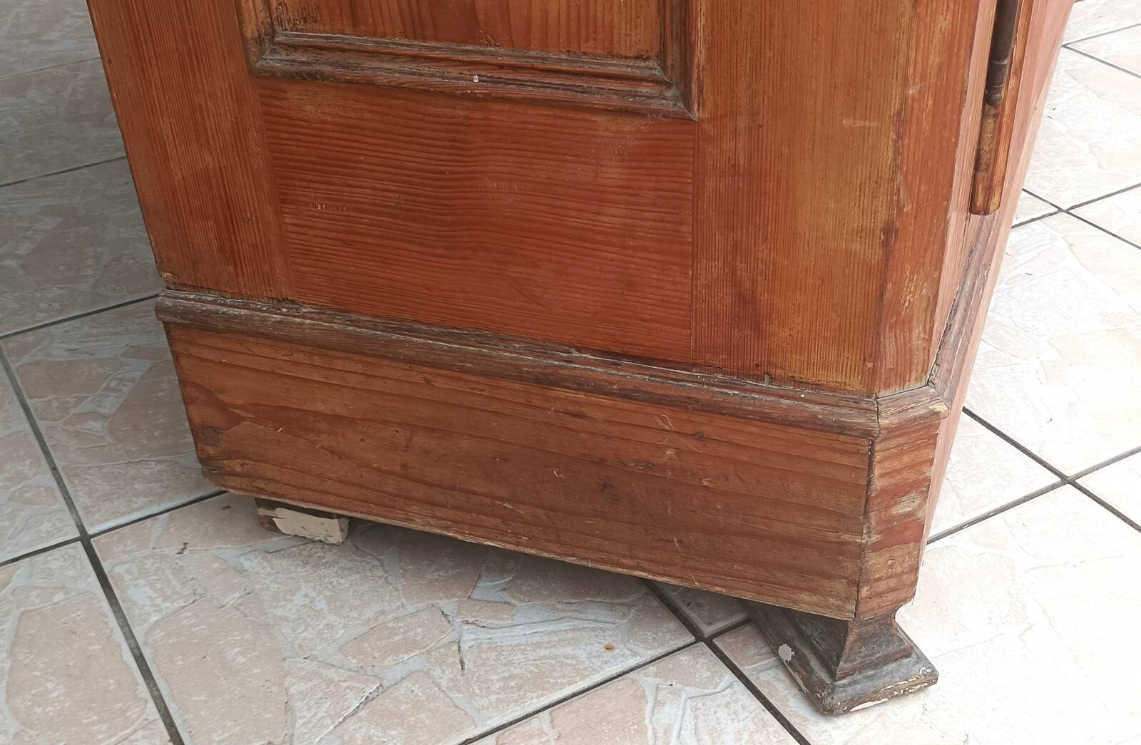 Mountain wardrobe chalet in pine from the 19th century
