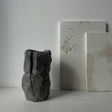 Vase en béton sculpté