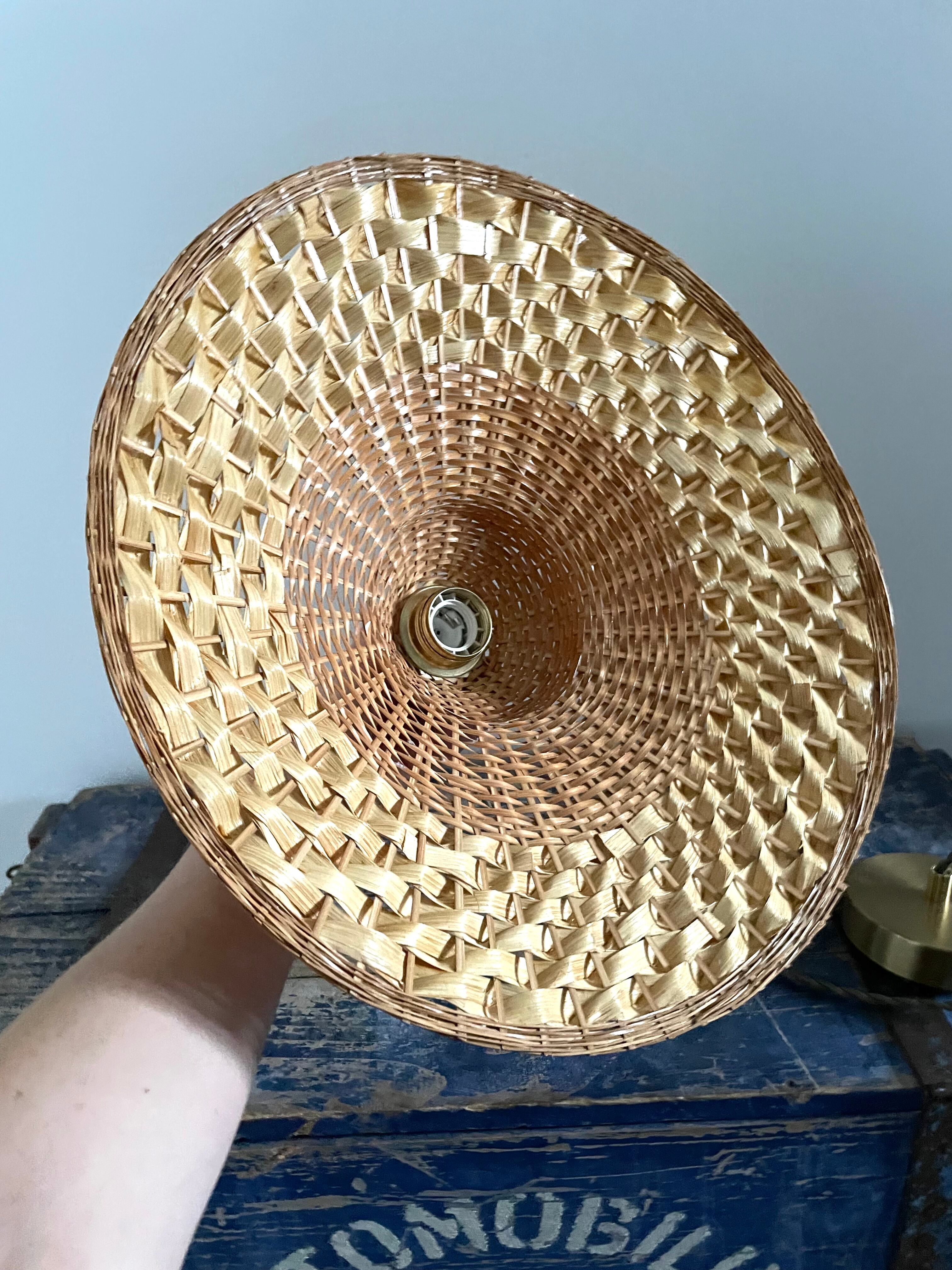 Vintage suspension in woven wicker