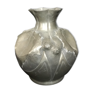 Vase en étain signé
