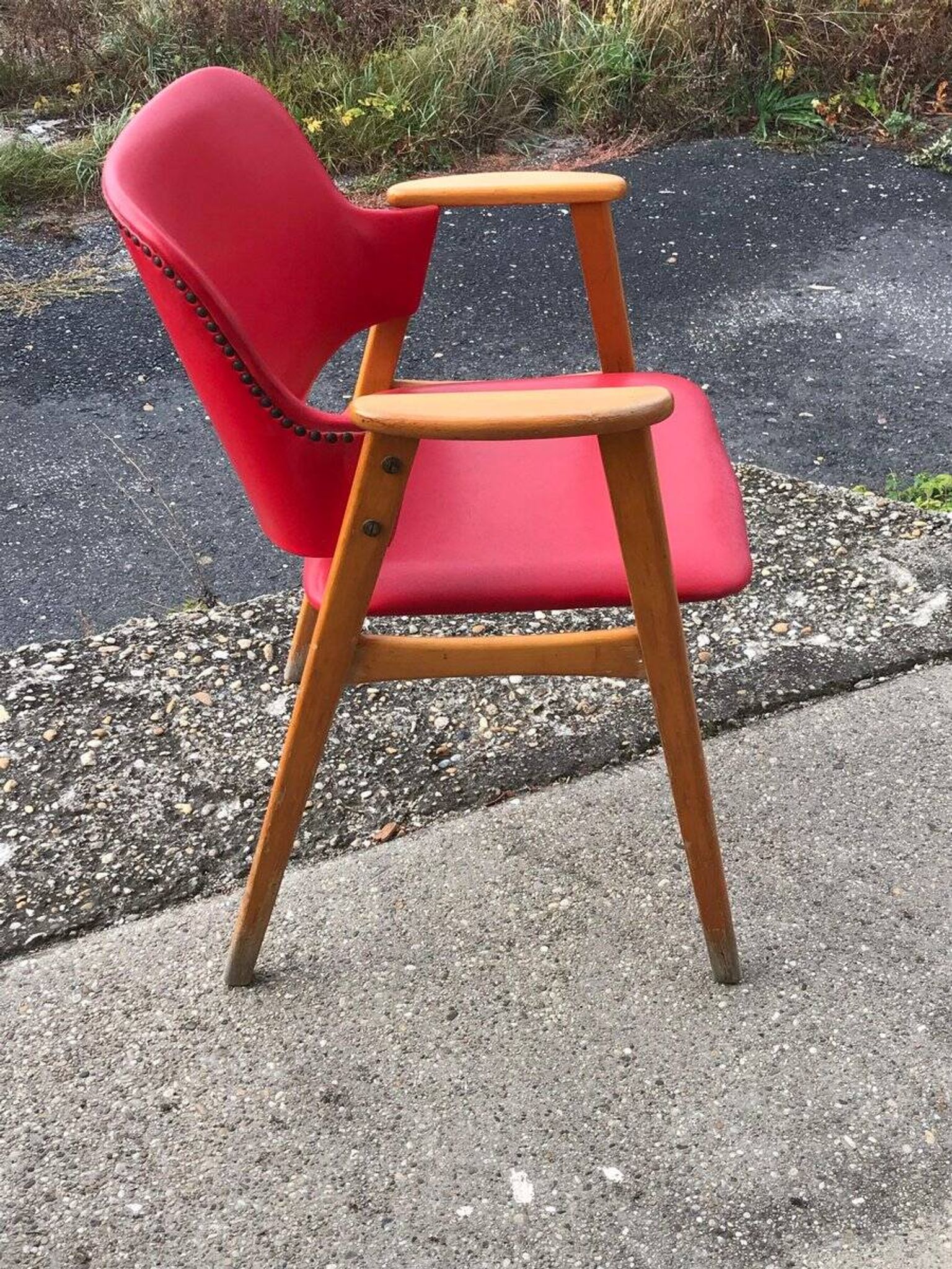 Red office chair in faux leather and wood, Mid-Century style (1960s)