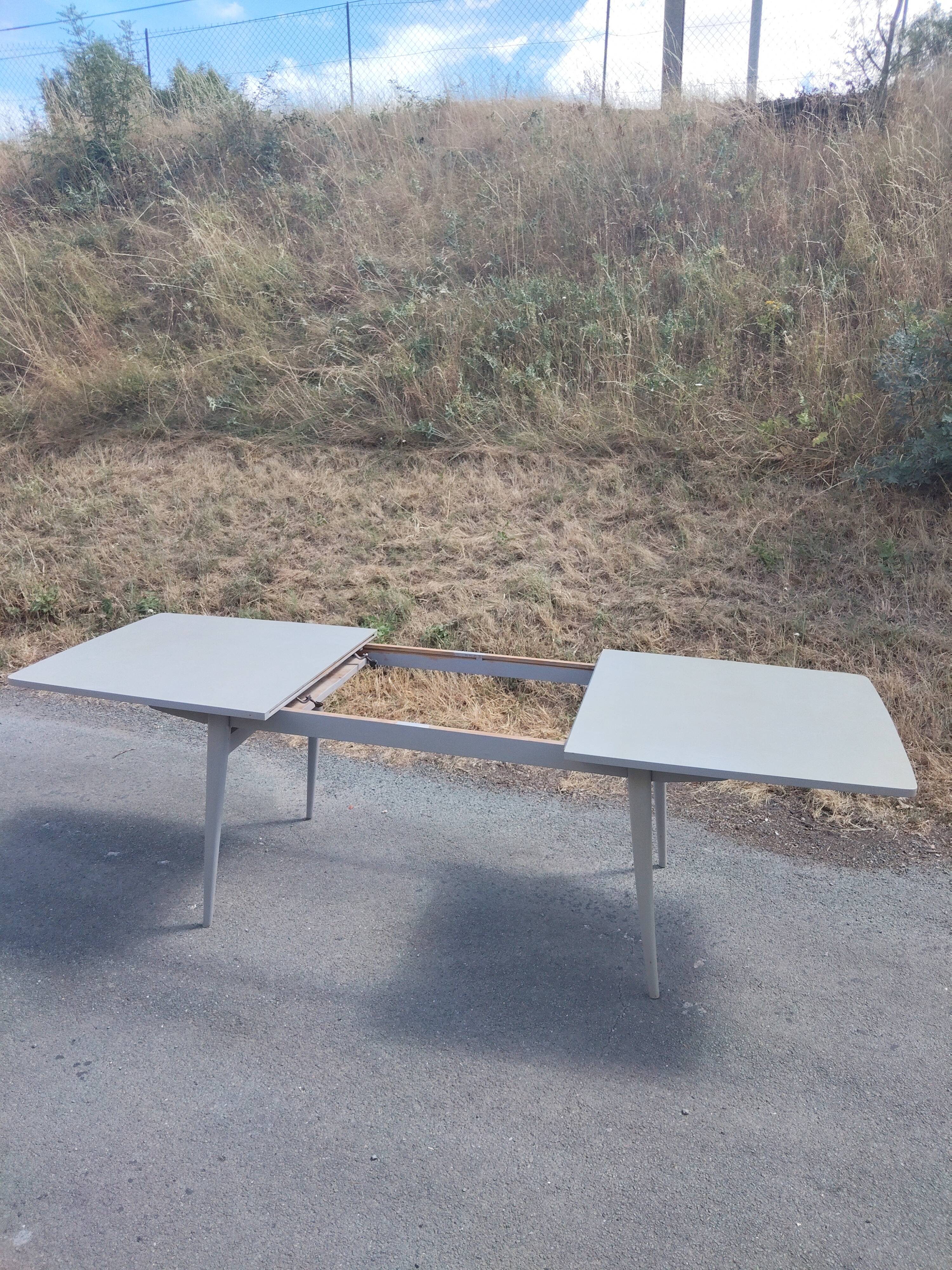 Large vintage extendable dining table – splayed legs