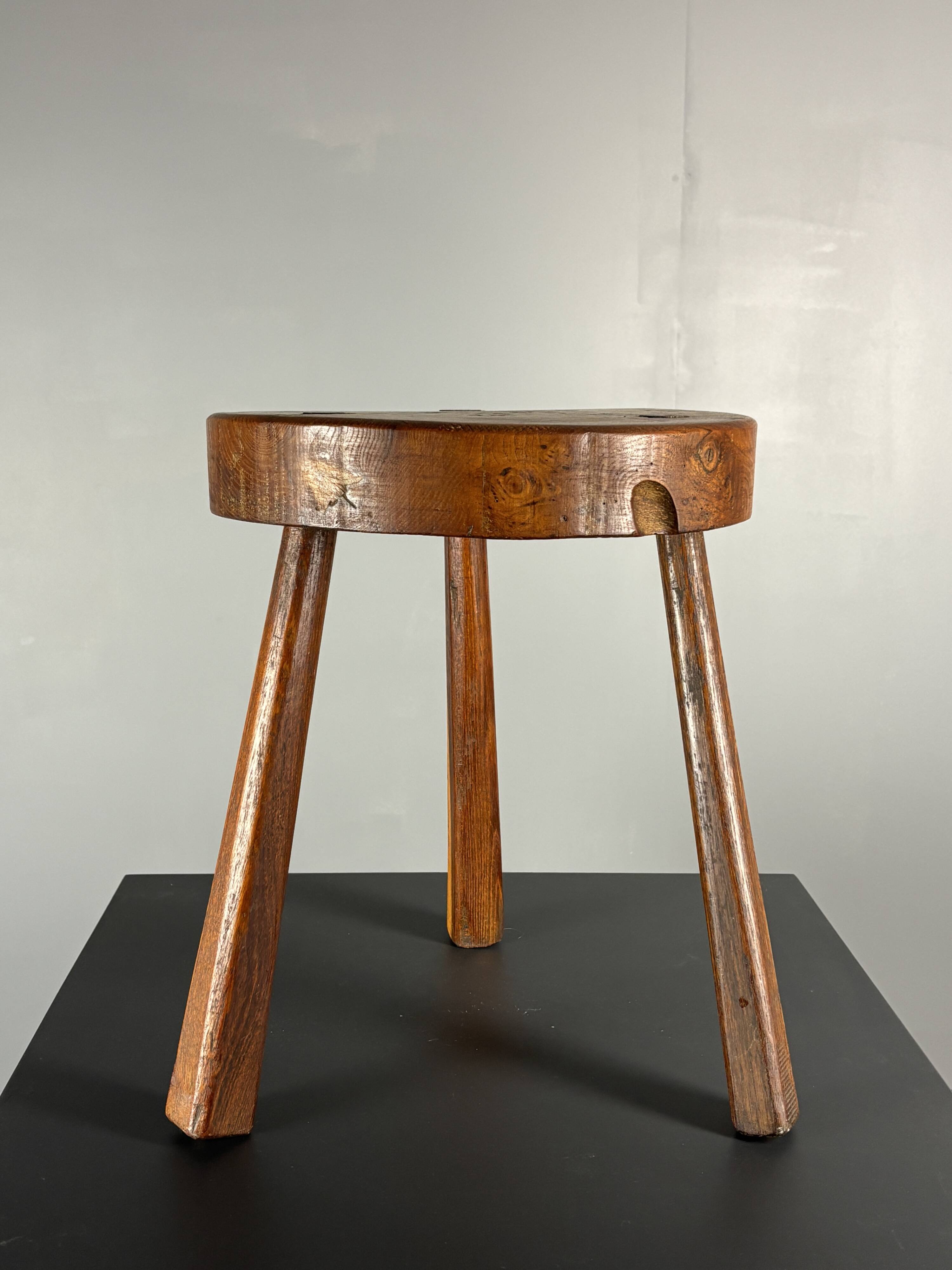 Tabouret de ferme rustique français massif de style brutaliste des années 1950