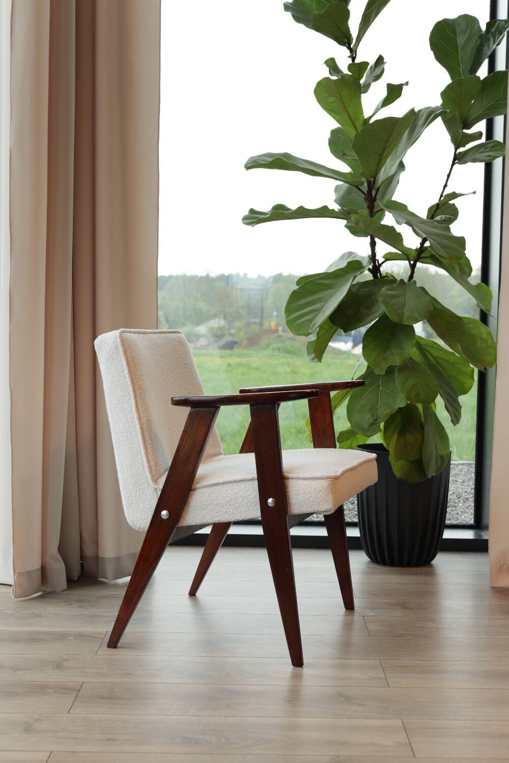 Fauteuil vintage bouclé blanc model 366 by Chierowski