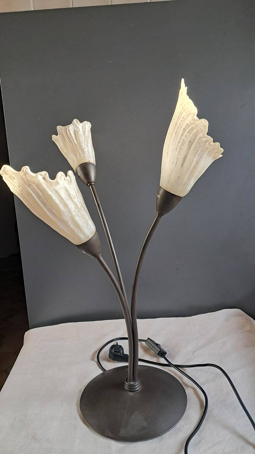 Triple flower lamp in metal and glass