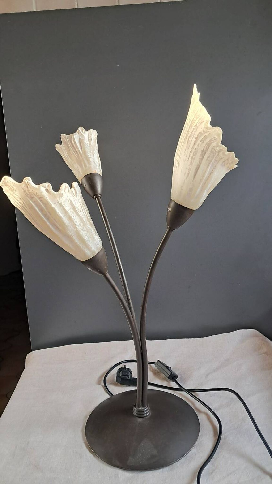 Lampe fleur triple en métal et verre