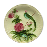 Assiette barbotine blanche art déco signée Salins perruche et lavatères roses