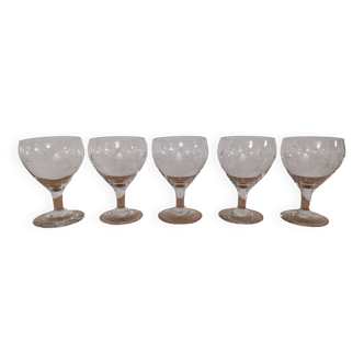 Lot de 5 verres à eau sur pied finement gravés vintage