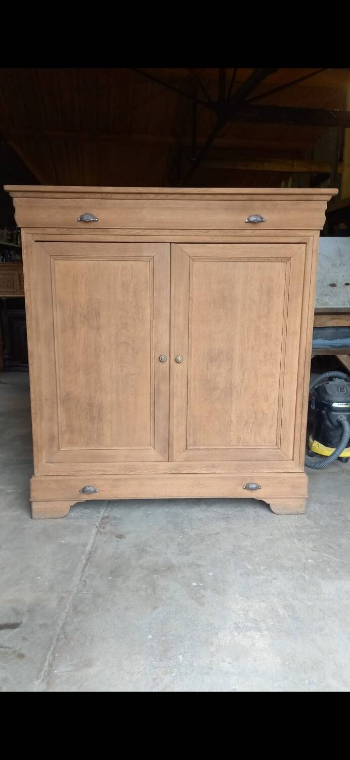 High-style Louis Philippe buffet in solid oak from the 19th century.