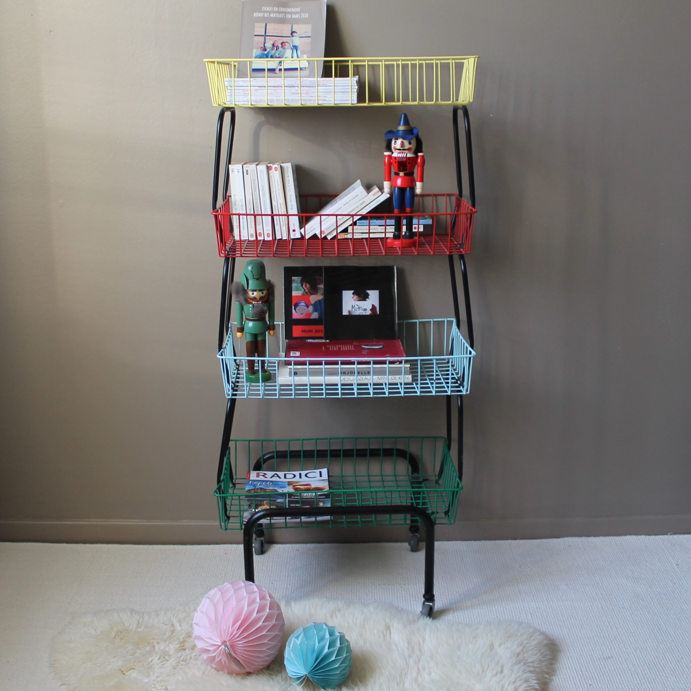 Vintage metal shelf/bookcase