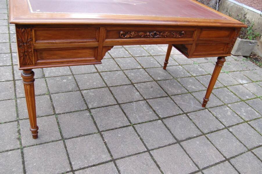 Napoleon III desk in Louis XVI style made of walnut from the late 19th century.