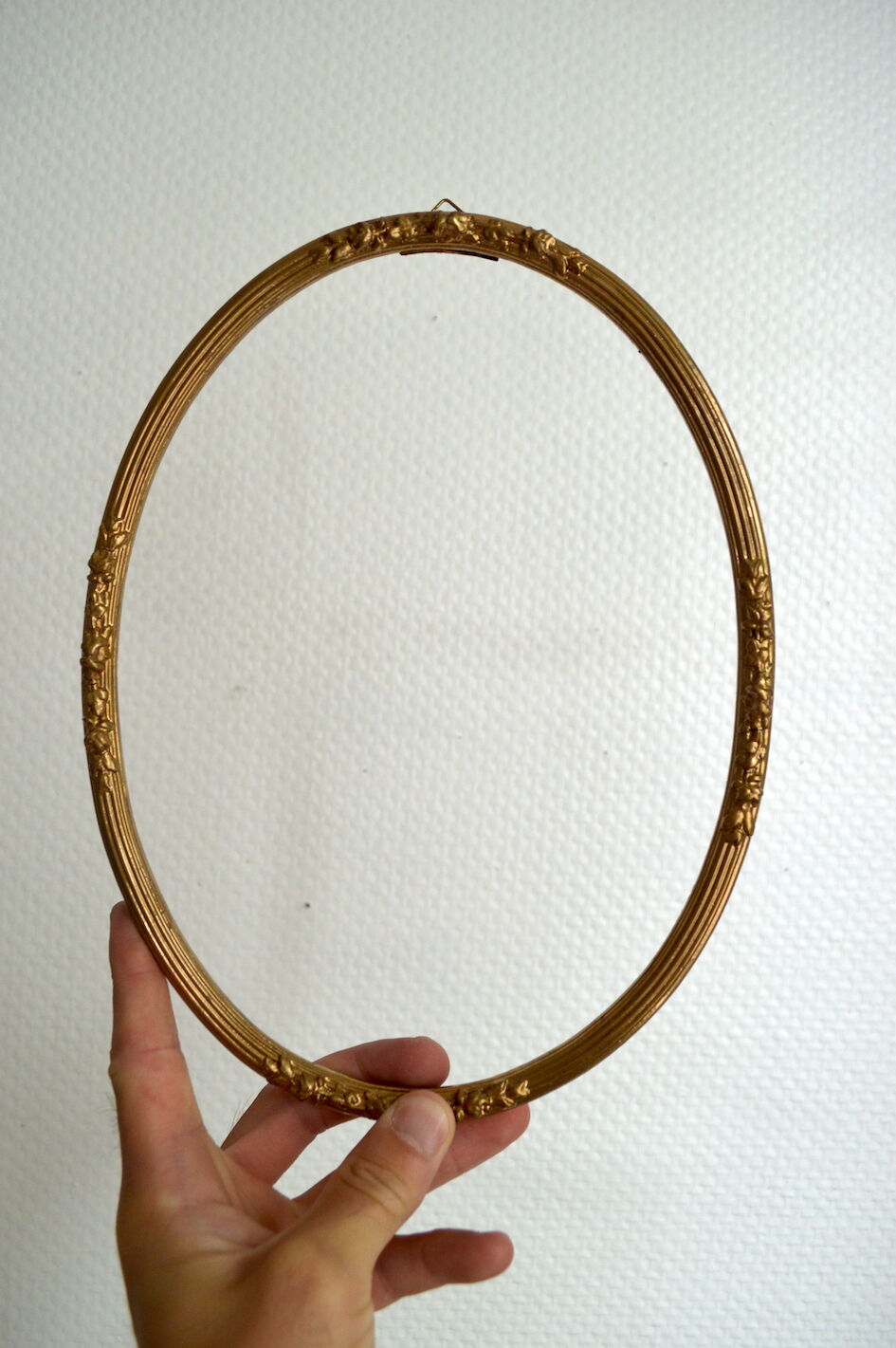Oval gilded wooden frame
