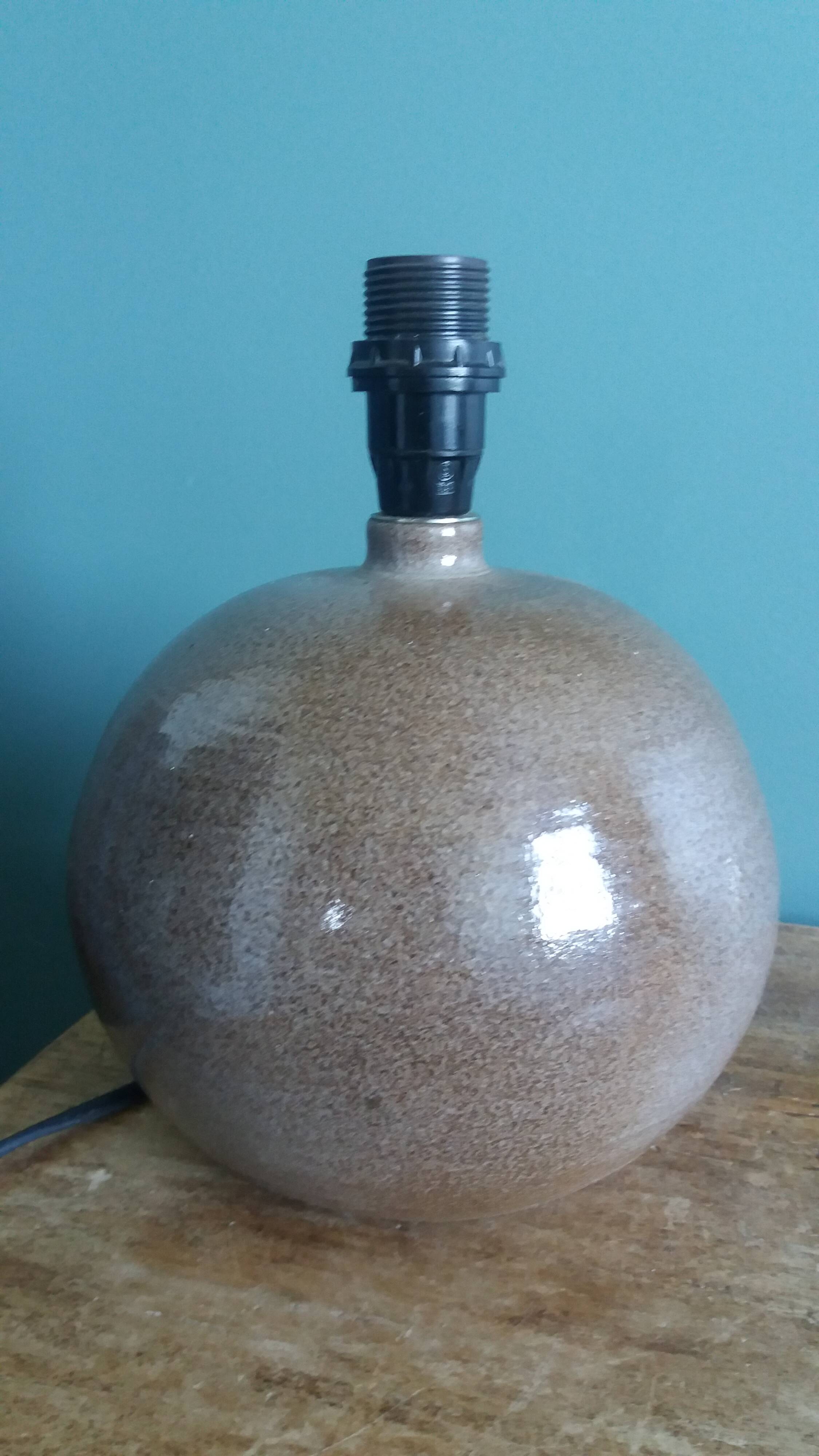 Pied de lampe boule signé Eric Debruyne couleurs greige, marron, taupe