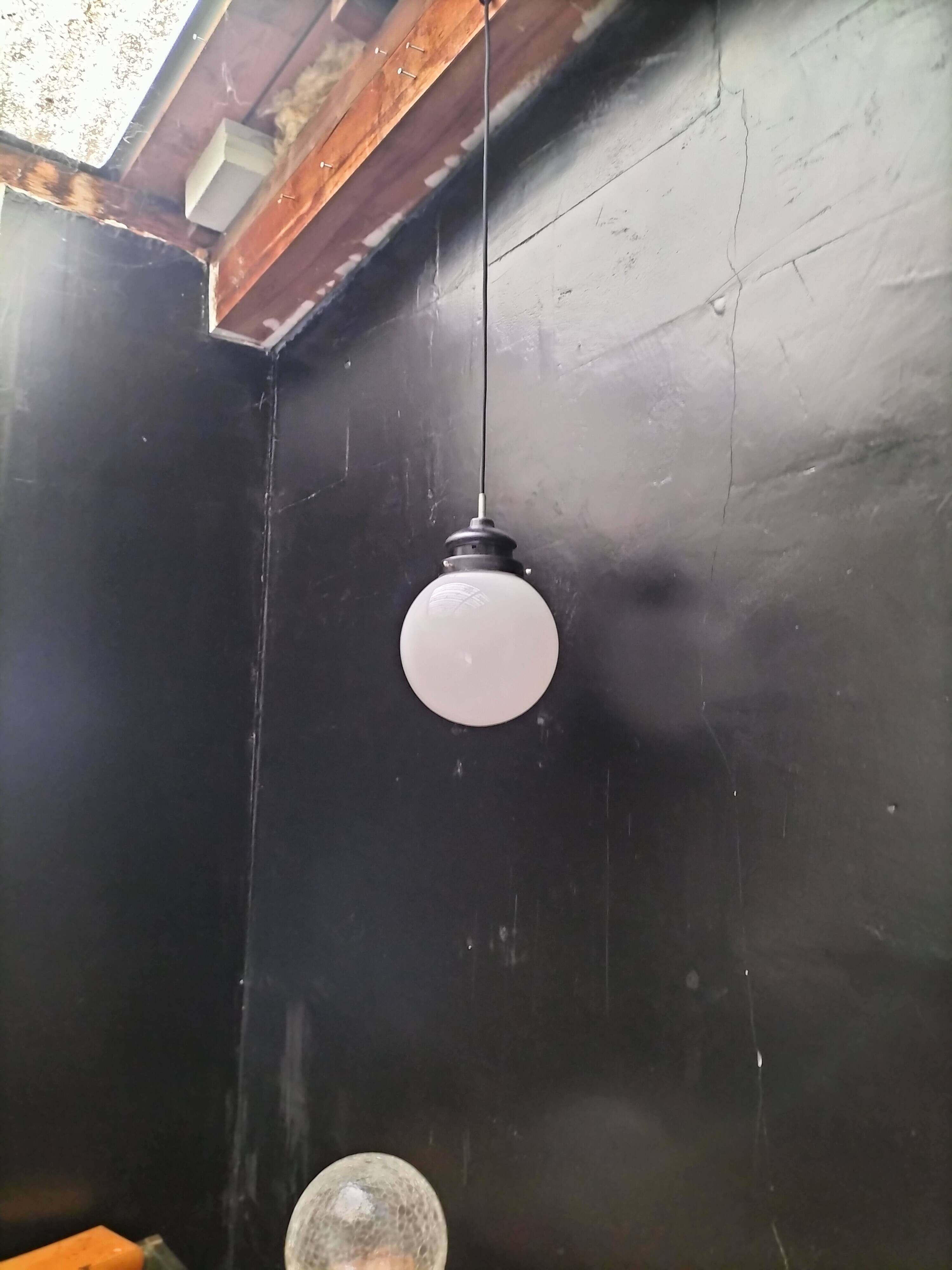 Opaline ball suspension