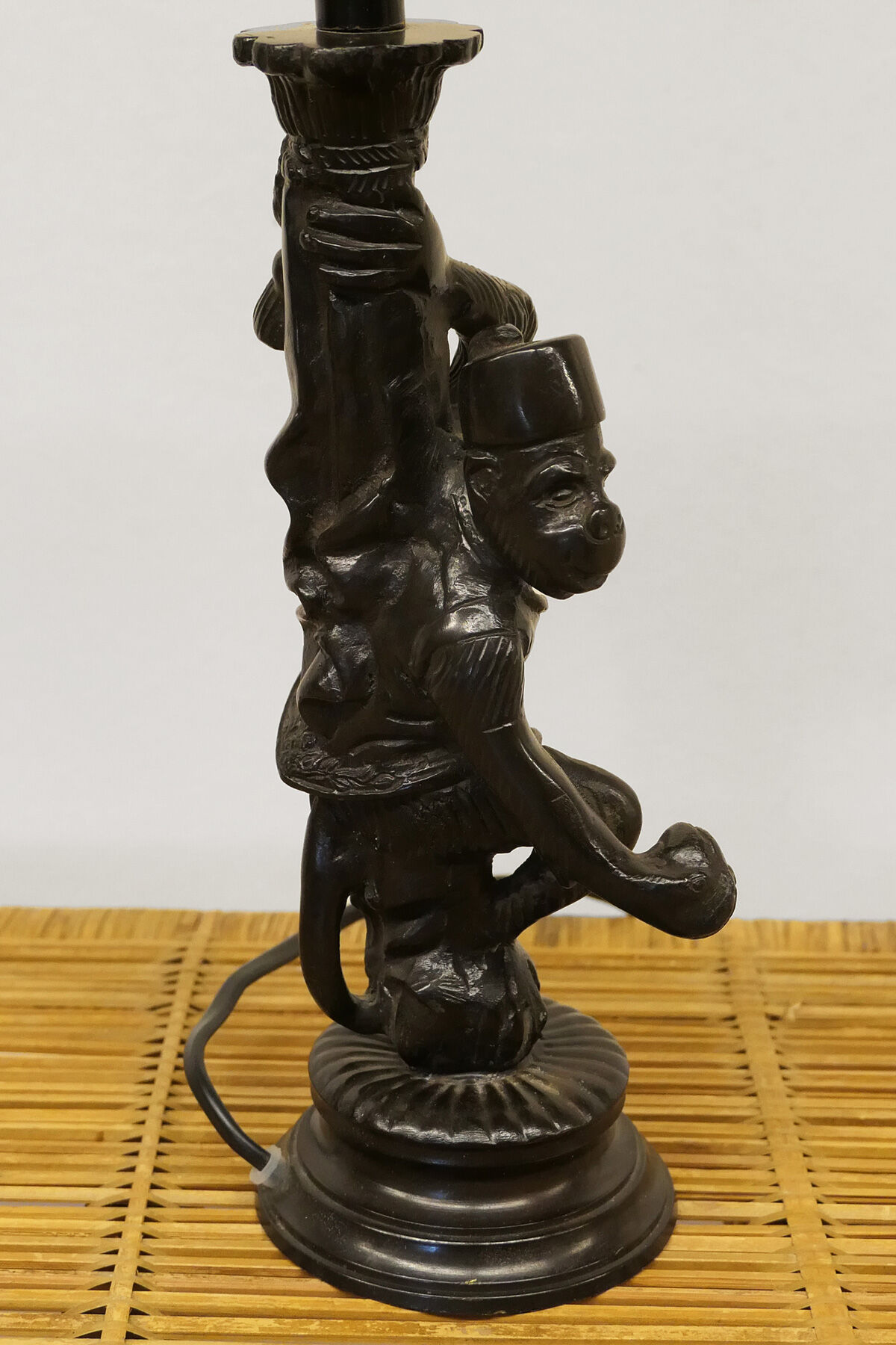 Lamp monkey learned juggler in patinated bronze