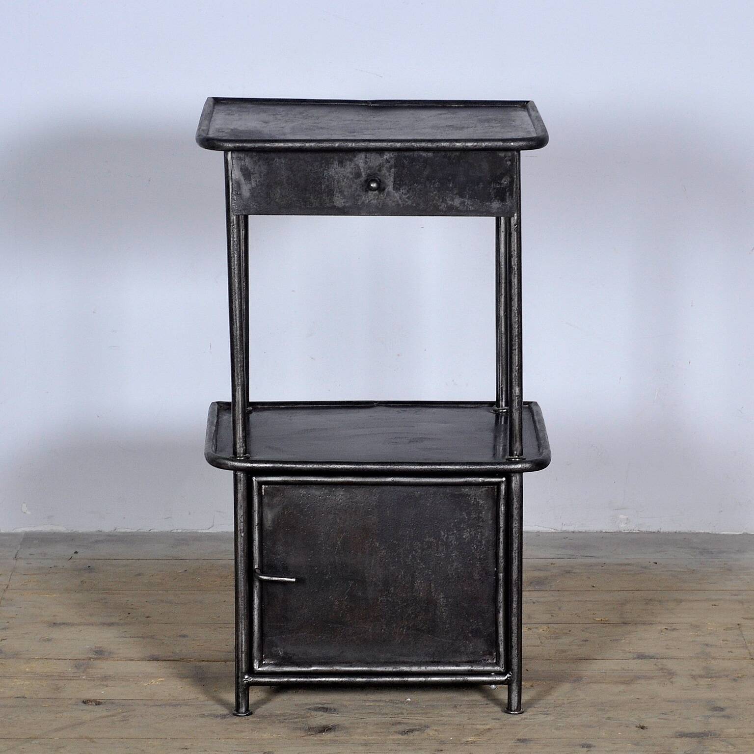Table de nuit en fer, années 1910