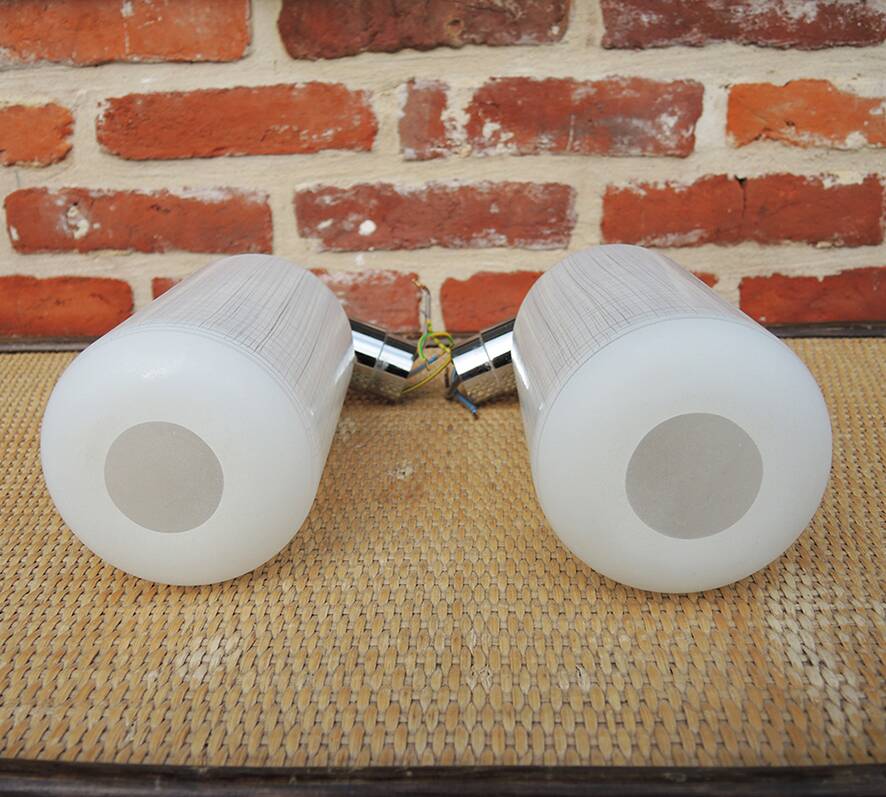 2 anciennes appliques en chrome et verre blanc