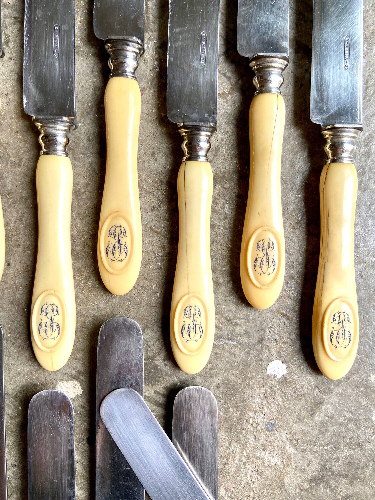 17 knives in steel, silver and monogrammed bone JE, late nineteenth century