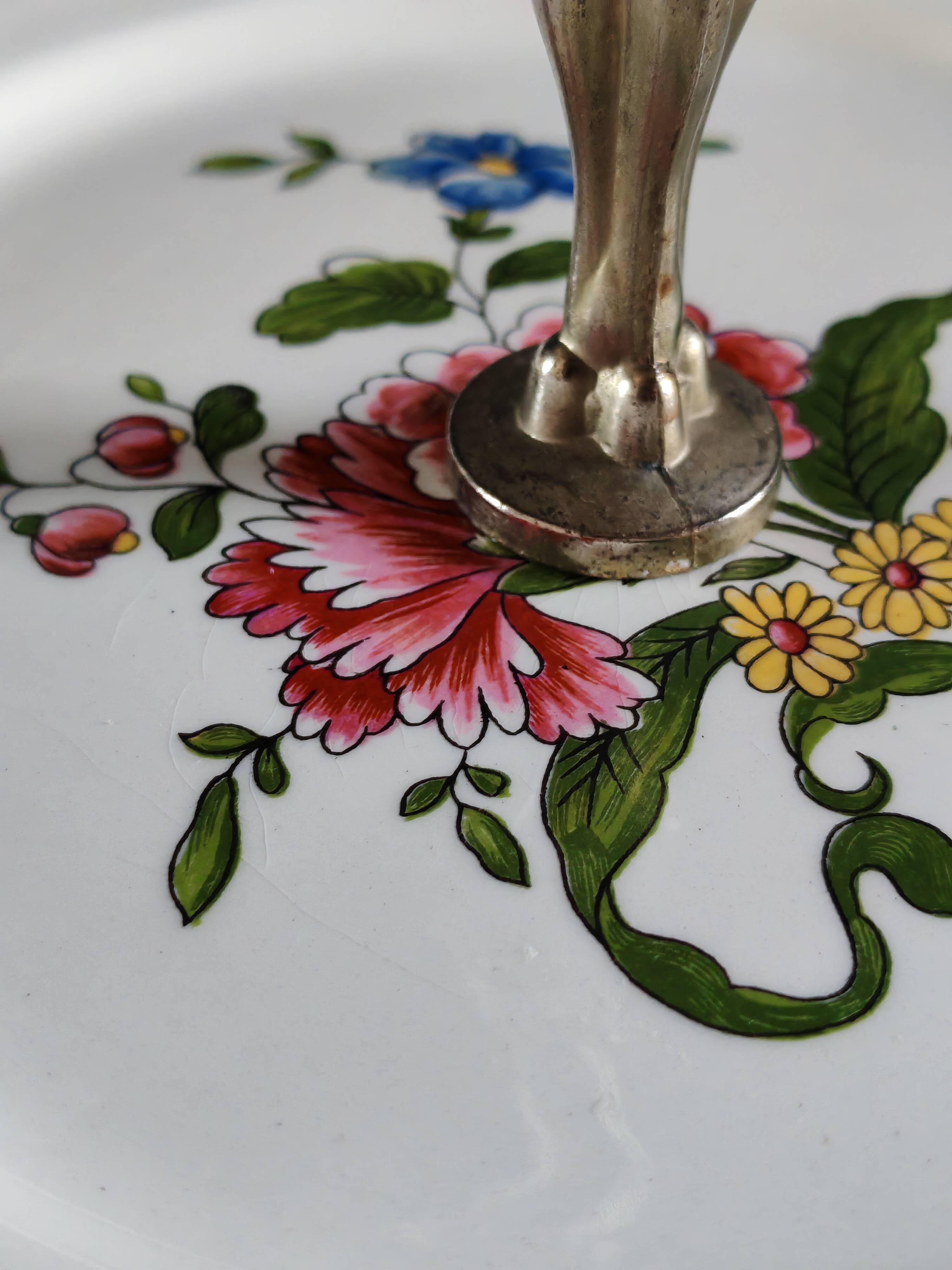 Two-tier porcelain cake stand
