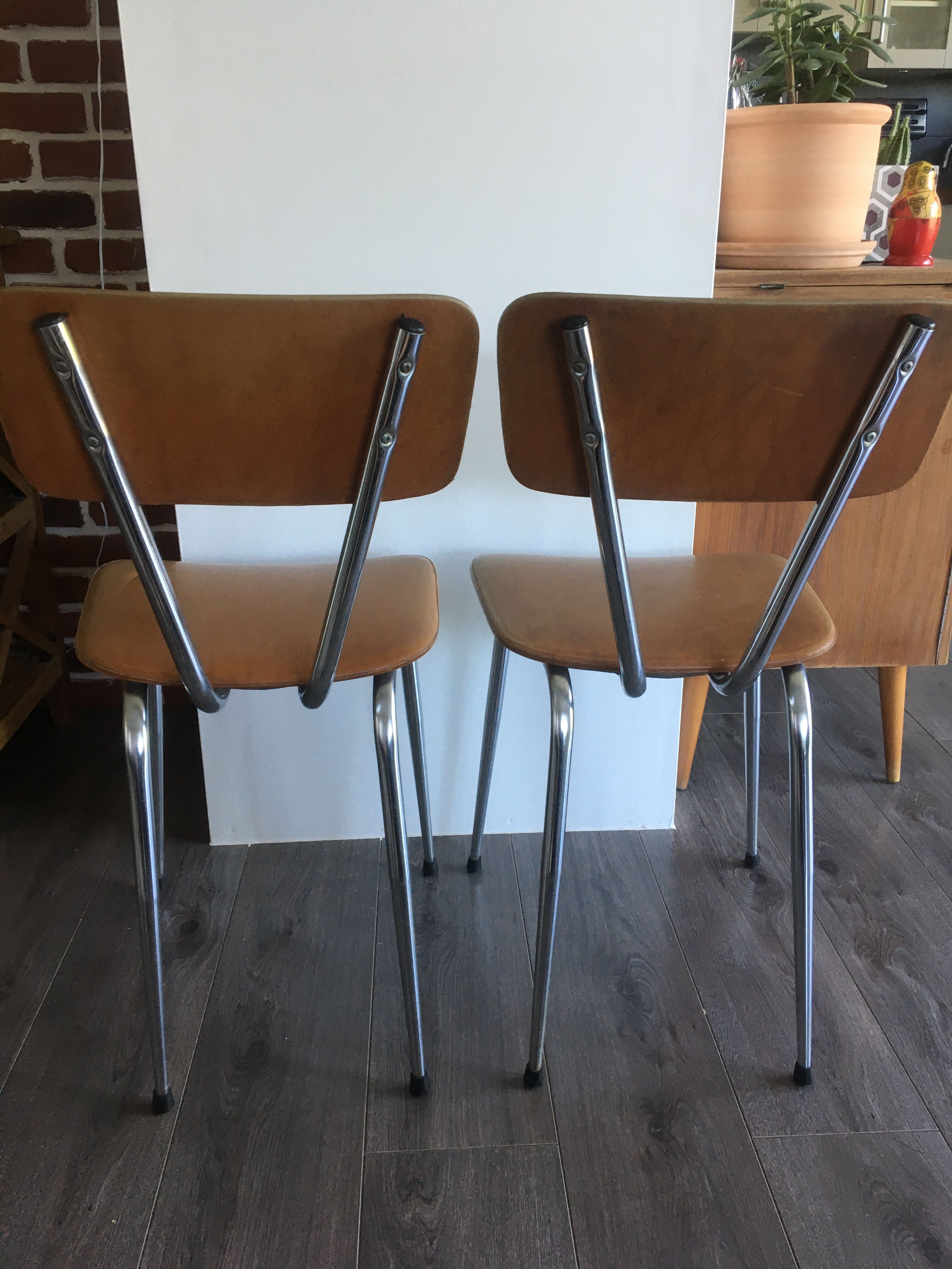 2 chairs in faux leather