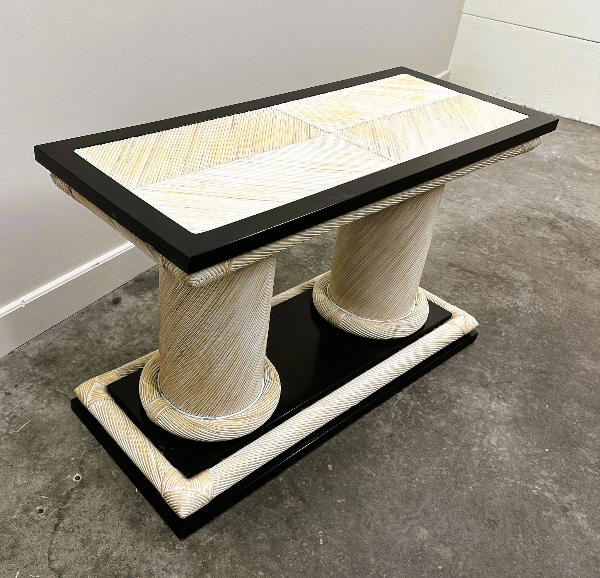 Table console en rotin organique Howard Dilday des années 1970 avec bordure laquée noire.