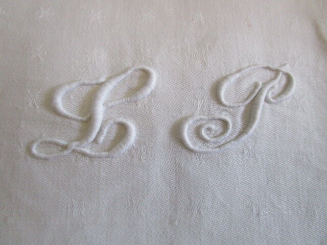 8 embroidered antique damask-monogrammed towels:81x68cm