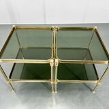 Paire de tables d'appoint ou de chevet en laiton et verre fumé, années 1970