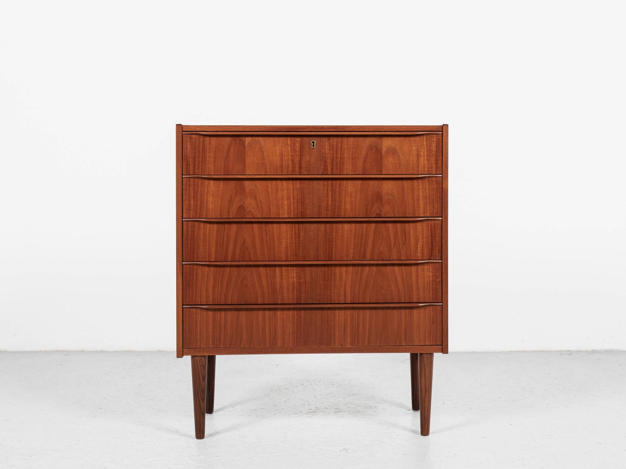 Midcentury Danish chest of 5 drawers in teak 1960s - long drawer handles