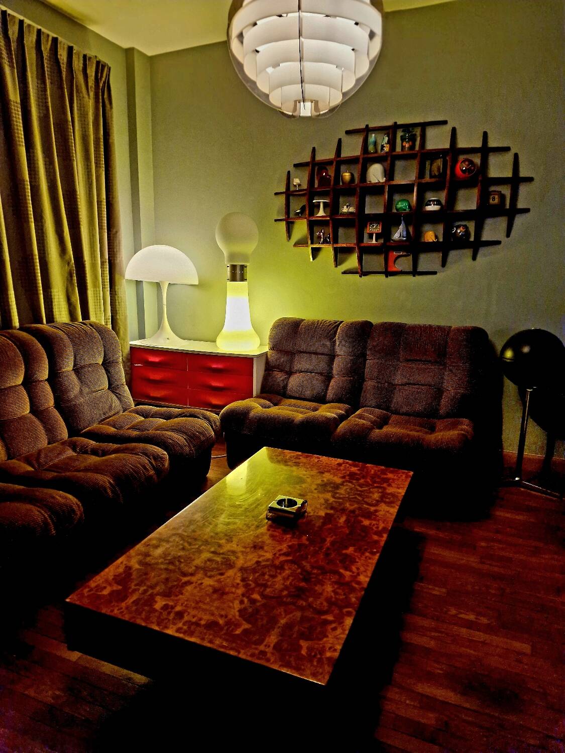 Italian design coffee table in burl wood by Roche Bobois, 1970s.