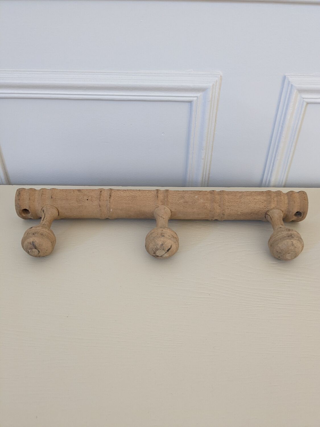 Wall-mounted coat rack with 3 hooks