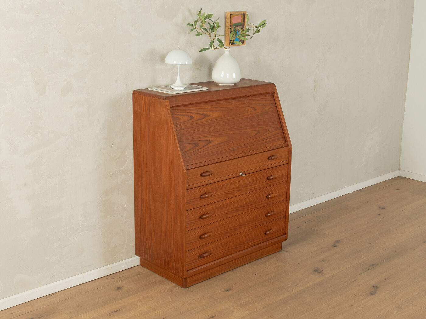 1980s bureau, Dyrlund