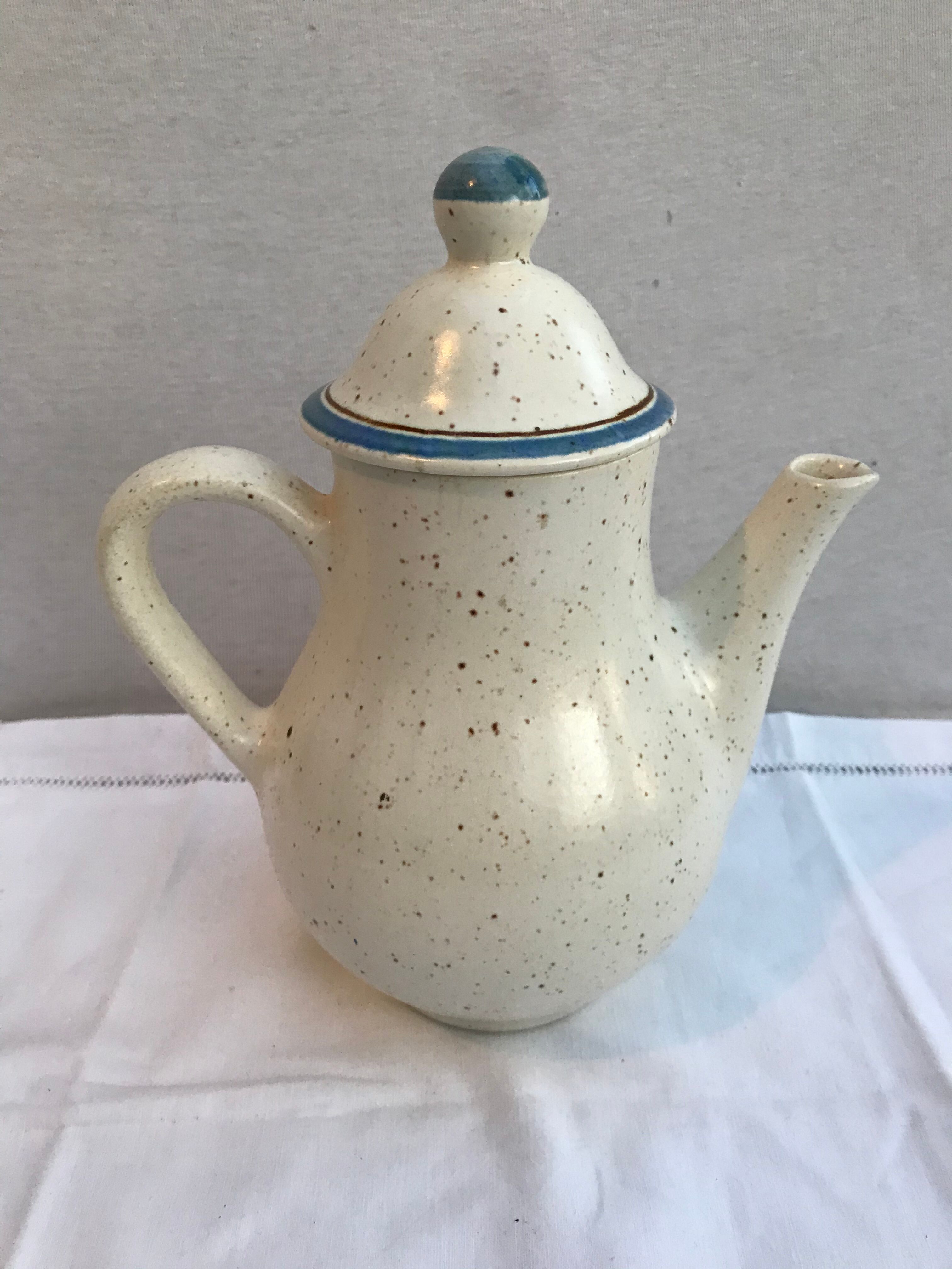 Former longchamp ceramics tea pot