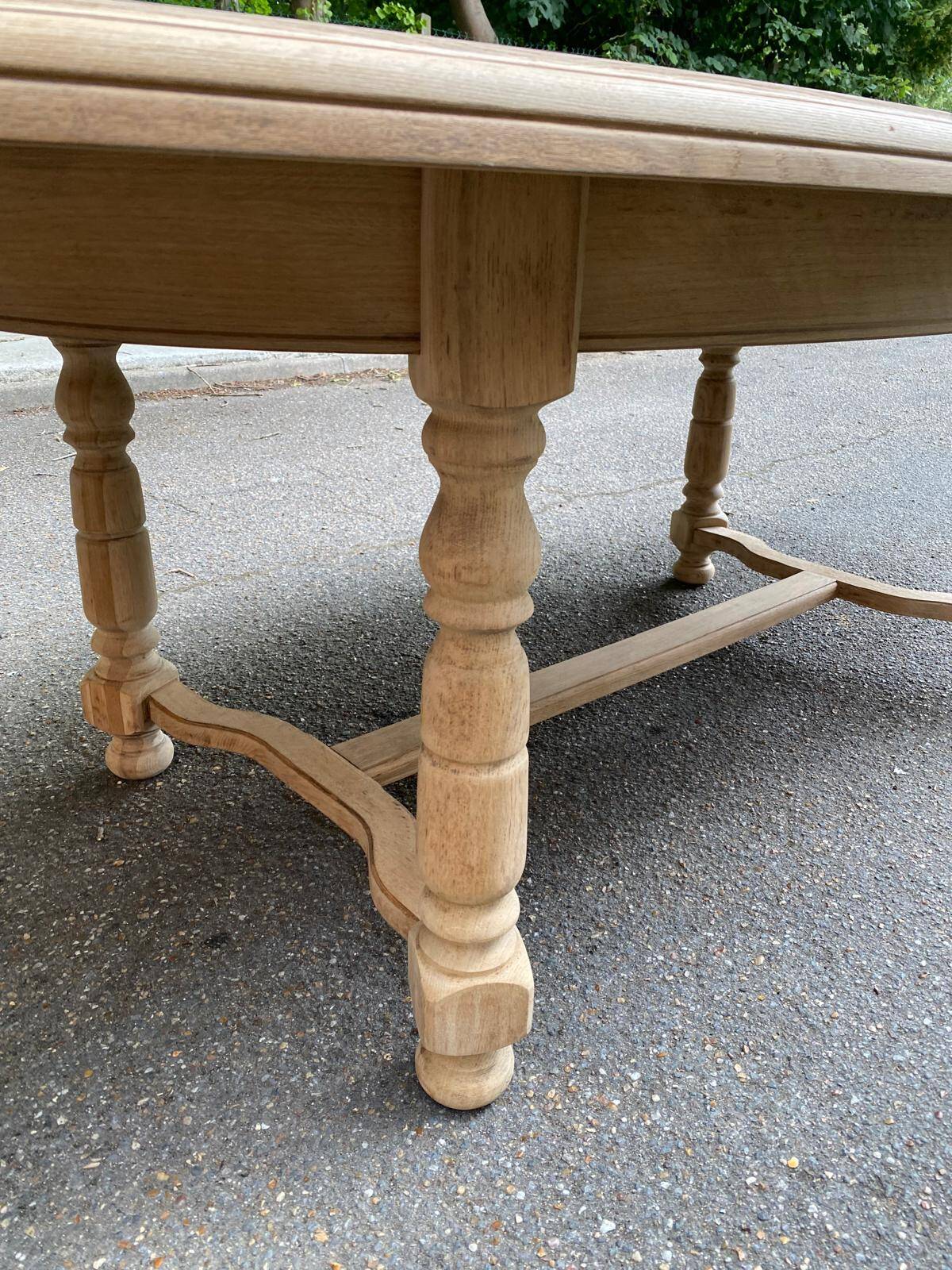 Table à manger de ferme ronde ovale extensible rénovée en bois brut 260cm