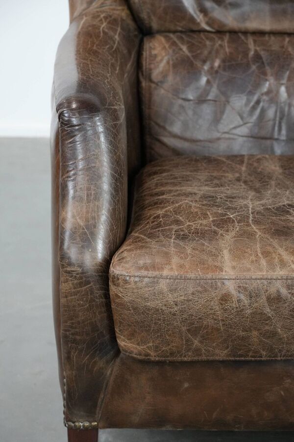 Fauteuil en cuir de vache vintage très confortable avec de belles couleurs.