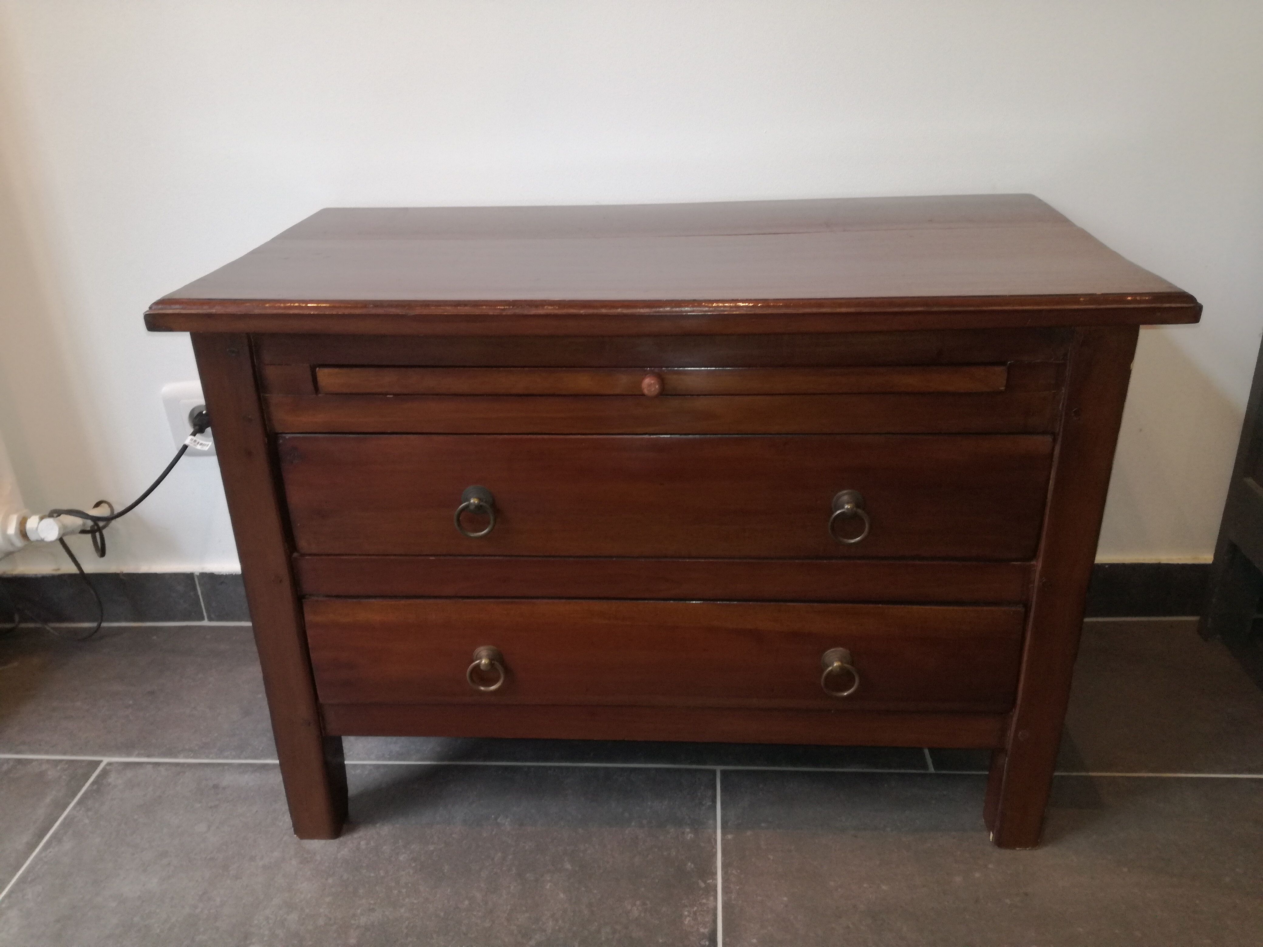 Colonial-style back-up furniture